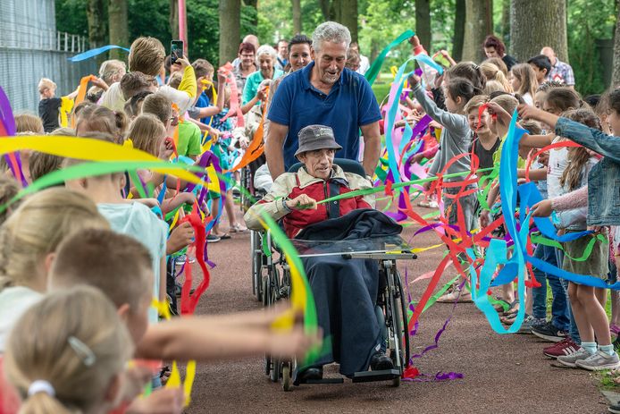 De rolstoelende oudjes worden tijdens de wandeldriedaagse bij de Korenaer feestelijk onthaald.