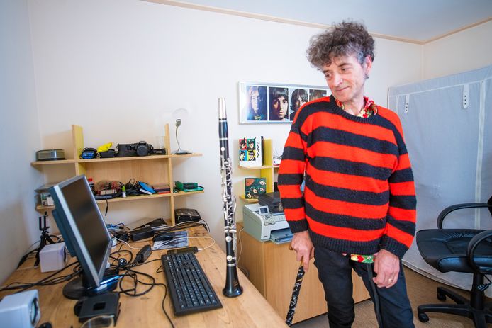 Mark Gilligan uit Voorst kan door de gevolgen van de ziekte MS de klarinet niet meer bespelen. De Voorstenaar van Ierse komaf is een crowdfundingactie gestart om in het buitenland een stamceltransplantatie te kunnen ondergaan.