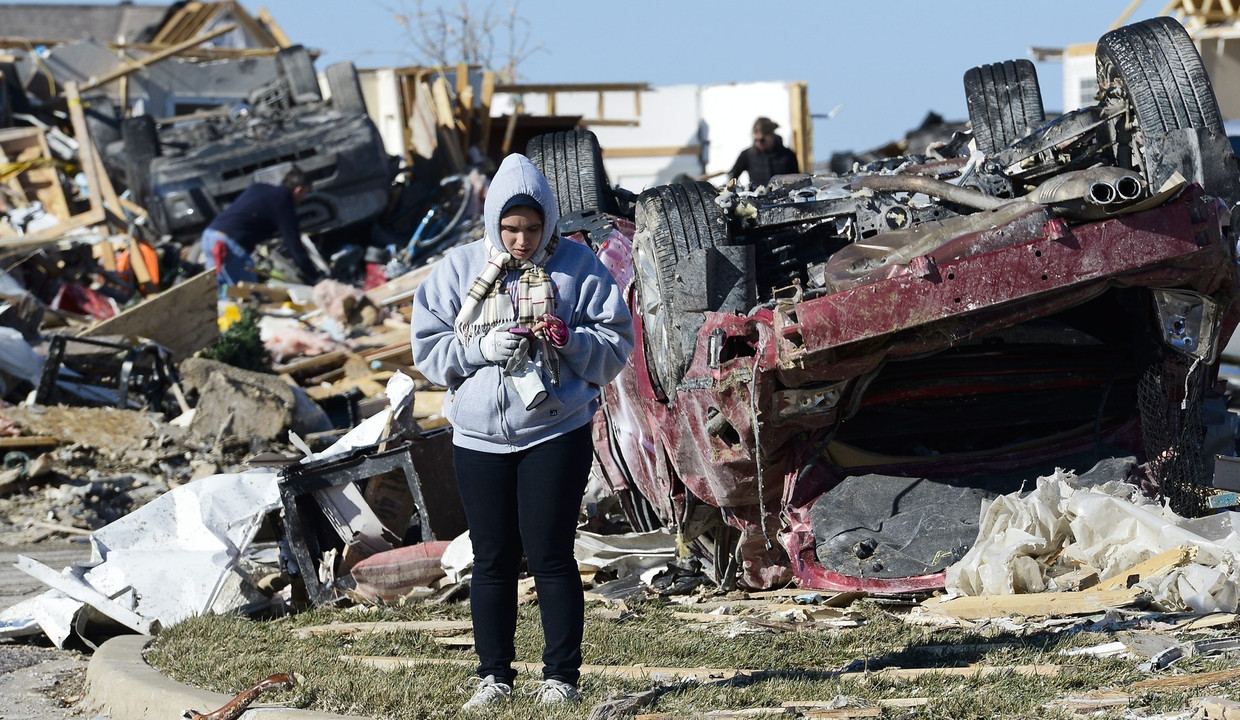 Een vrouw staat in een door een tornado verwoest gebied in Washington, Illinois, USA, 18 november 2013. Beeld anp