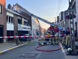 Brand legt woning volledig in de as, bewoonster ongedeerd : “Dankbaar dat buren mijn hond gingen zoeken”
