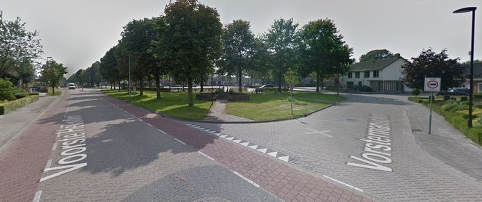 De Voorste Heusden (links) is de doorgaande weg in Asten-Heusden, rechts het Vorstermansplein.