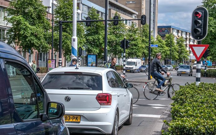 Auto's op de cityring moeten langer wachten bij de stoplichten, fietsers en voetgangers krijgen langer groen licht.