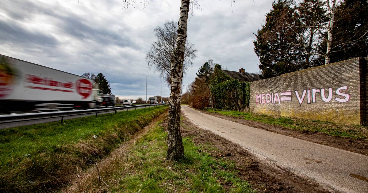 Grote graffiti ontsiert buitenmuur van Ad langs A58 bij Oirschot: ‘Desnoods schilder ik er zelf over
