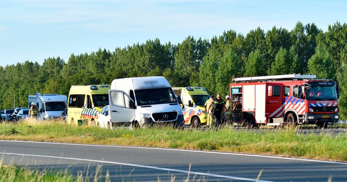 Gewonde bij aanrijding A6: traumaheli landt op snelweg.