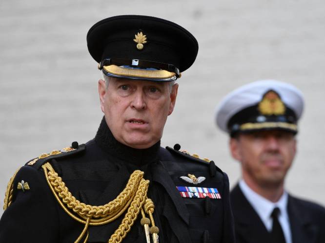 Officieren roepen prins Andrew op om militaire titels onmiddellijk in te leveren