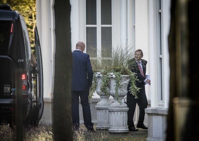 Jeroen van der Veer (Philips) arriveert bij het Catshuis. Minister-president Mark Rutte ontving daar zwaargewichten uit het bedrijfsleven.