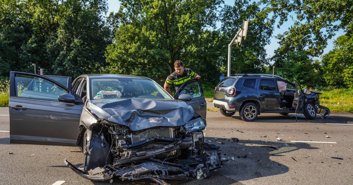 Flinke botsing op kruispunt in Arnhem: beide bestuurders raken gewond.