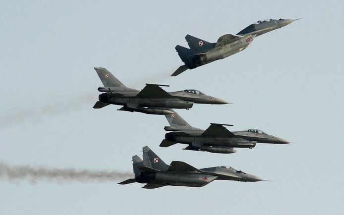 Archiefbeeld. Poolse MiG 29's vliegen boven en onder twee Poolse F16-straaljagers bij een luchtshow. (27/08/2011)