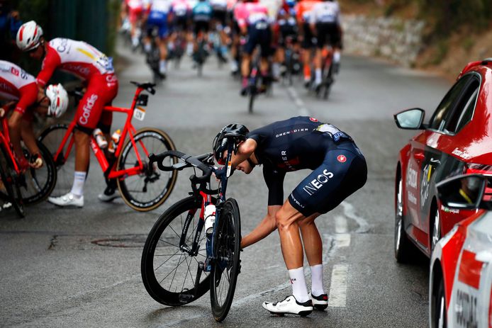 Pavel Sivakov, de rechterhand van Egan Bernal, kwam tot twee keer toe ten val en mocht zijn klassementsambities opbergen. Hij eindigde op meer dan 13 minuten.