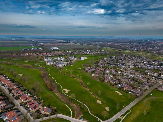 De Golfresidentie in Dronten met op de achtergrond het gebied waar 2000 tot 2500 woningen moeten komen.