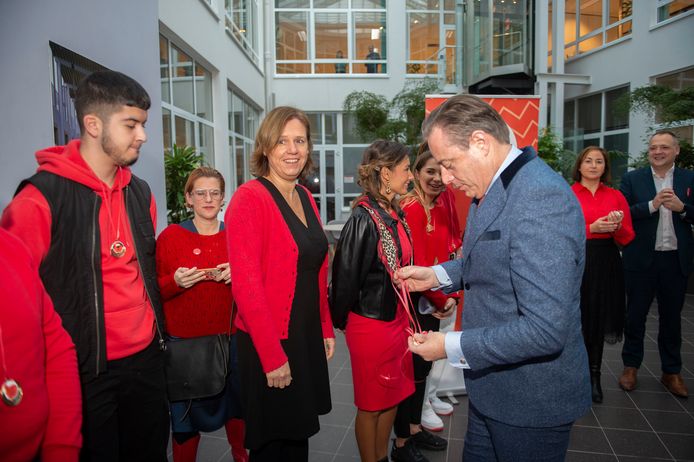 Bart De Wever beloont de scholieren met een medaille