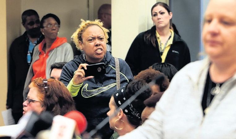 Woede en onbegrip bij een tumultueus verlopen gemeenteraadsvergadering in Ferguson, eergisteren. Beeld ap