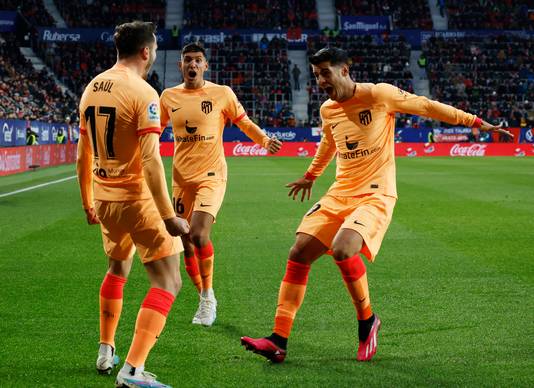 Saúl Ñíguez viert de 0-1 met zijn teamgenoten.