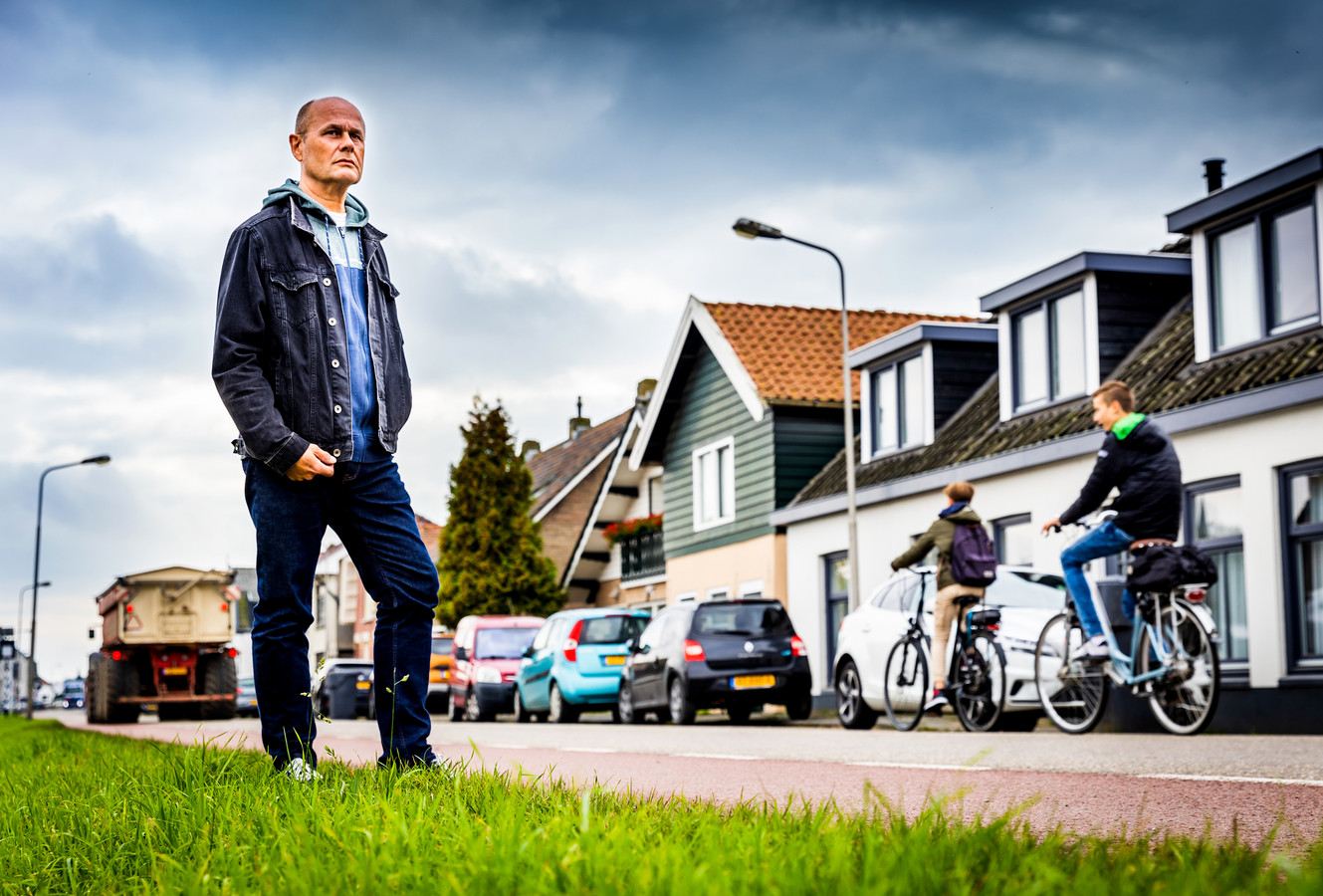Frank Flaman op de Molendijk waar zwaar verkeer en fietsers elkaar dagelijks kruisen.