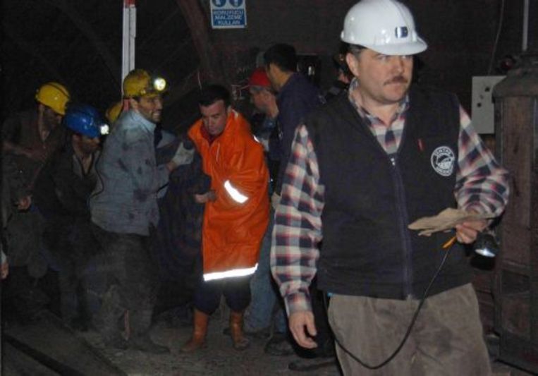 Een gewonde van de gasexplosie in een mijn in Turkije wordt naar buiten gedragen. ANP Beeld 