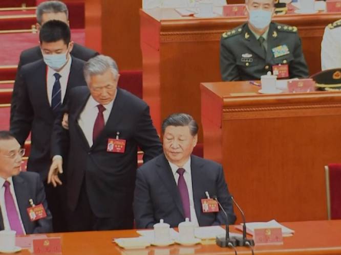 In China gecensureerde videobeelden tonen hoe ex-president uit partijcongres wordt gezet, Xi Jinping gunt hem geen blik