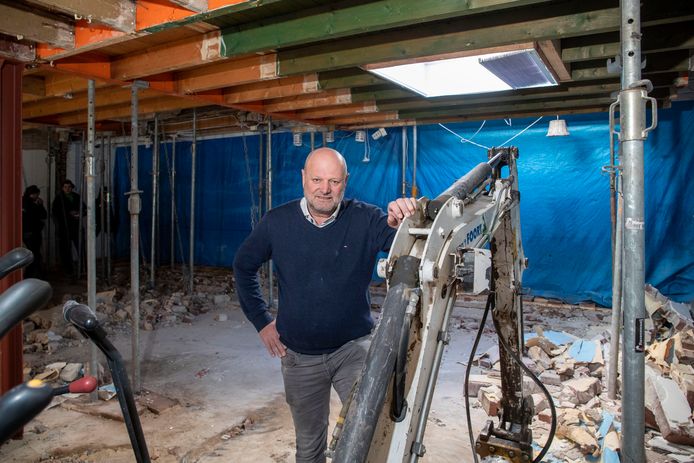 Willy Groeneveld is druk met de verbouwing.