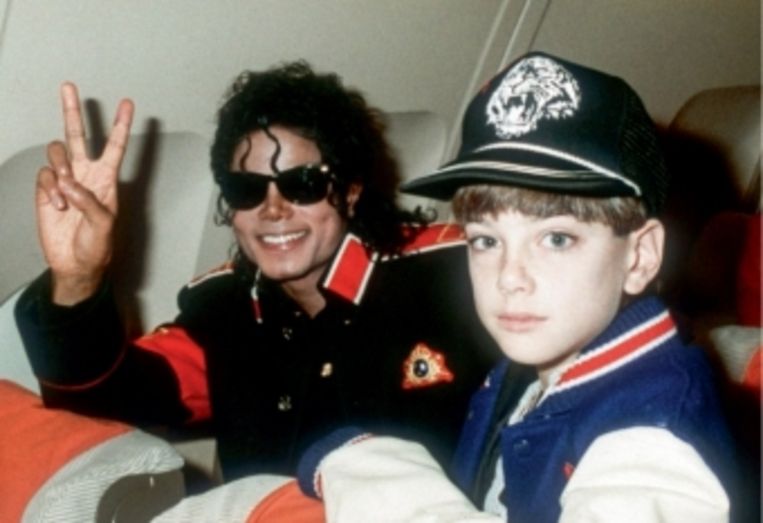 'Michael Jackson kon hoe dan ook niet uit de kast komen.' (Foto: met kroon-getuige James Safechuck.)'

 Beeld 