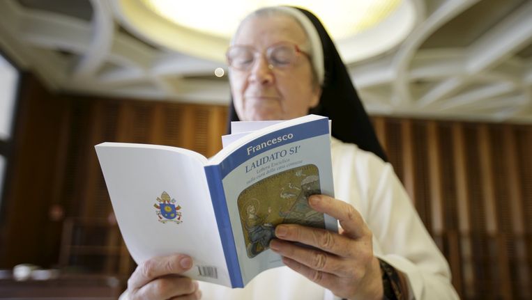 Een non leest de encycliek Laudato Si Beeld reuters