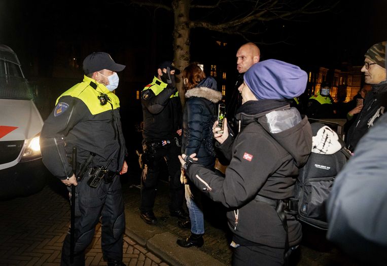 Demonstranten buiten bij het Torentje tijdens de toespraak van premier Mark Rutte over de lockdown.  Beeld ANP