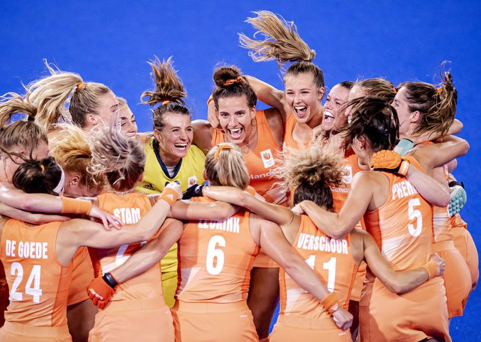 Nederlandse hockeydames juichen na het winnen van de finale op Olympische Spelen.