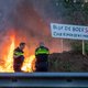 Nederlandse boeren voeren onaangekondigd actie bij snelwegen: files door branden bij op- en afritten