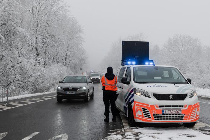 Politiecontrole in de Hoge Venen op 1 januari. De sneeuw lokt veel toeristen naar de regio, maar in deze coronatijden is dat niet verantwoord.