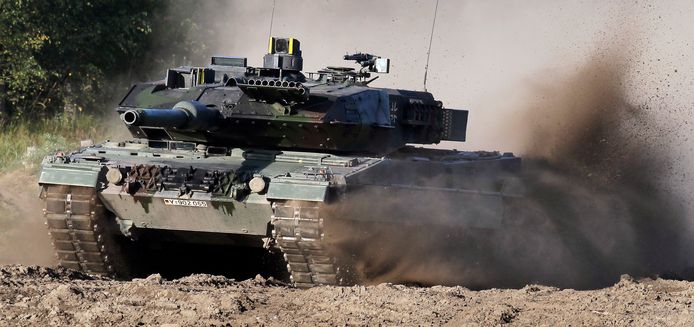 Archiefbeeld van oefeningen met Duitse Leopard 2-tanks in Münster, Duitsland.