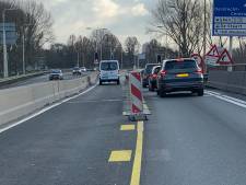 Rijkswaterstaat gaat strenger controleren op misbruik slagboom bij afgesloten Wantijbrug