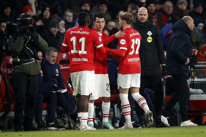 Johan Bakayoko, Hirving Lozano en Yorbe Vertessen tijdens het bekerduel met FC Twente op 17 januari.