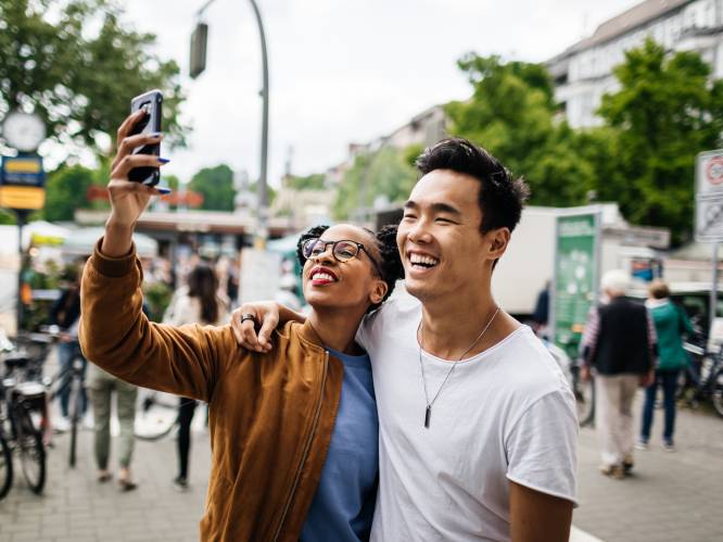 Let’s take a selfie, helft van de millennials doet relatie mooier voor dan die echt is
