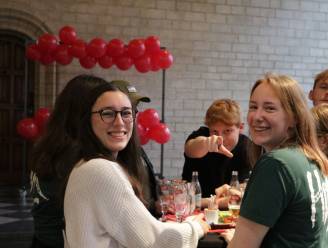Leuvense studentenstewards worden in de bloemetjes gezet: “Engageren zich om overlast aan fakbars tot een minimum te beperken”