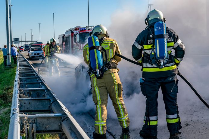 HAZELDONK, Netherlands, 29-06-2019, binnenlands nieuws, , , Autobrand op E19 net voor de Nederlandse grens