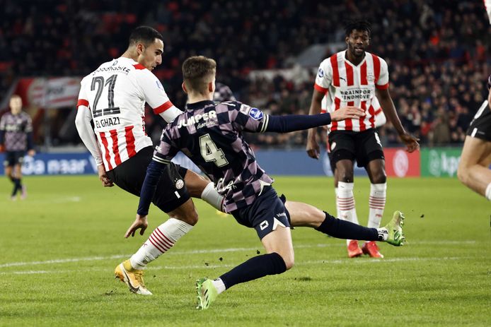 Anwar El Ghazi zet PSV met een bekeken schuiver op 2-0.