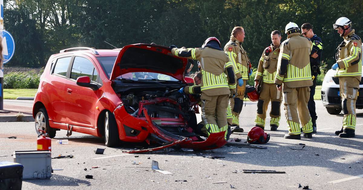 Twee gewonden bij flinke botsing tussen twee auto’s in Emmeloord.