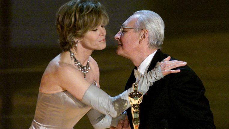 Andrzej Wajda krijgt een ere-Oscar van actrice Jane Fonda in 2000. Beeld reuters