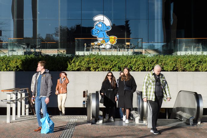 Sticker van een huilende smurf op de ruiten bij het station in Breda als eerbetoon aan de overleden Vader Abraham.