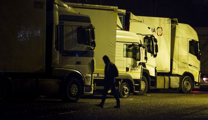 Een transmigrant zoekt op de parking naar een vrachtwagen om in te kruipen in Groot-Bijgaarden.