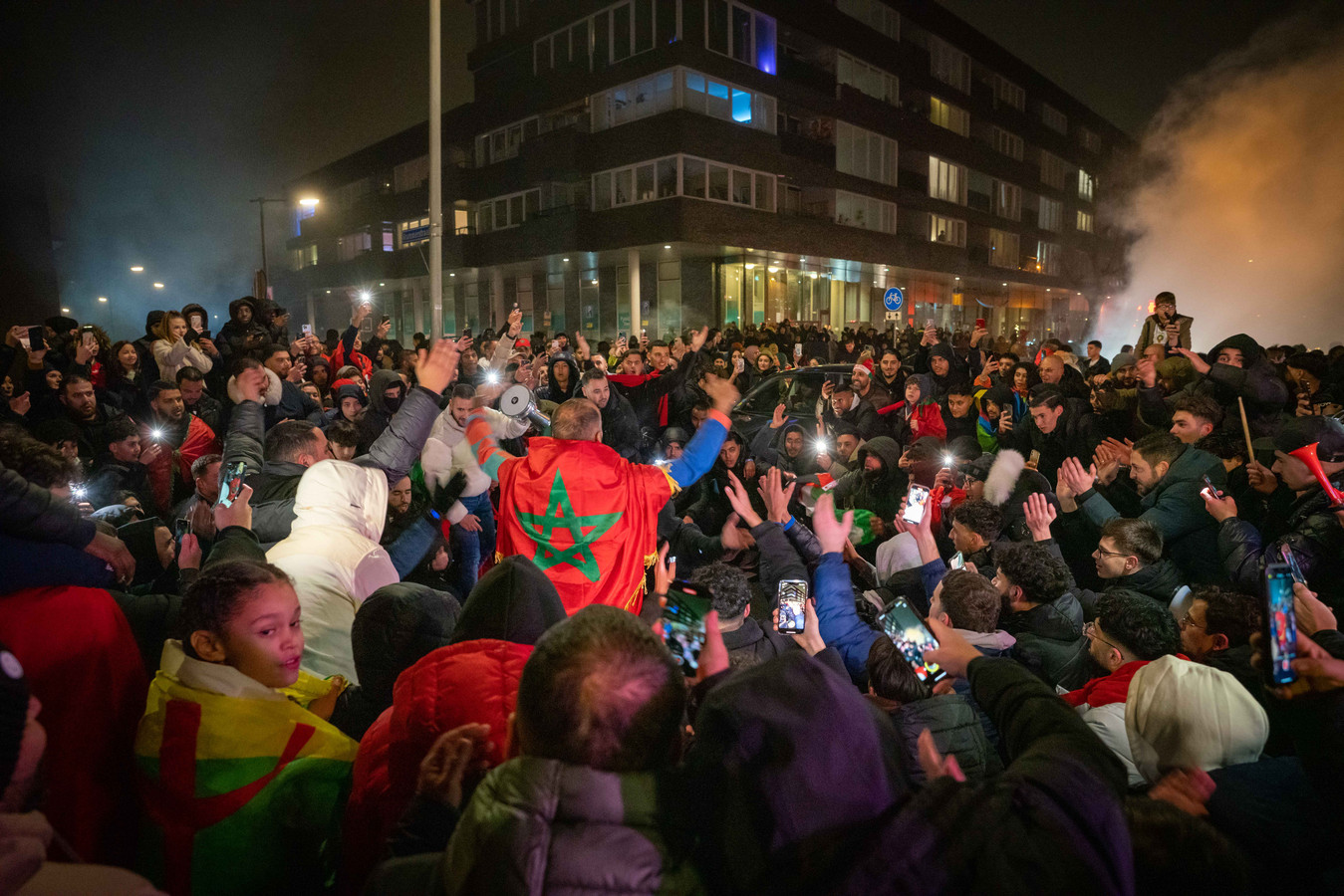 Volkerakstraat in Arnhem afgezet voor halve finale Marokko tegen Frankrijk Foto AD.nl