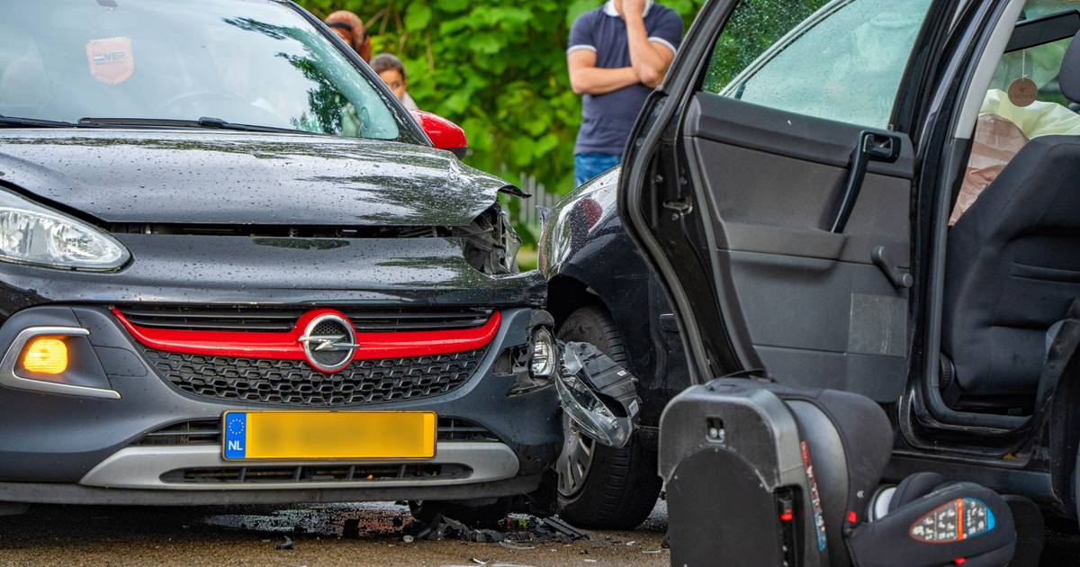 Vrouw gewond bij frontale botsing in Harderwijk.