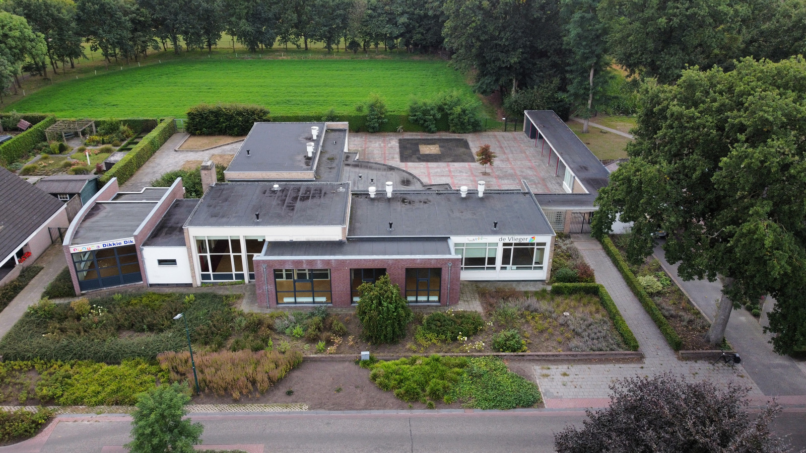 Luchtfoto van basisschool De Vlieger in Landhorst.