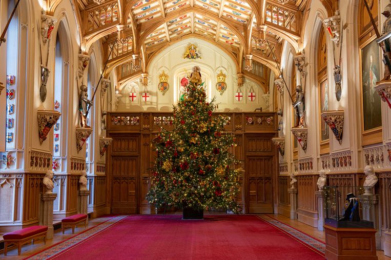 Een kerstelijk binnenzicht van Windsor Castle, dat binnenkort officieel eigendom van kroonprins William zal worden.  Beeld BELGAIMAGE