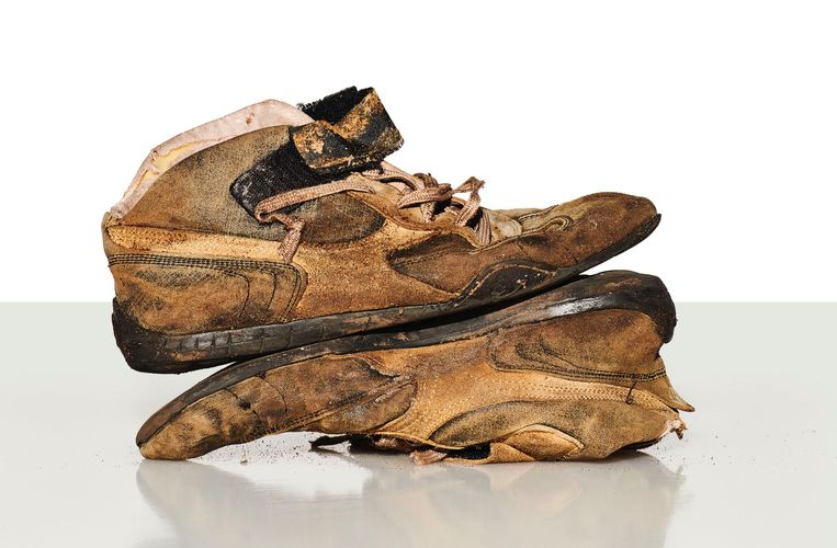 Het Leger des Heils ReShare verkoopt versleten schoenen van mensen die op straat leven voor 1450 euro per paar. Beeld Carli Hermès