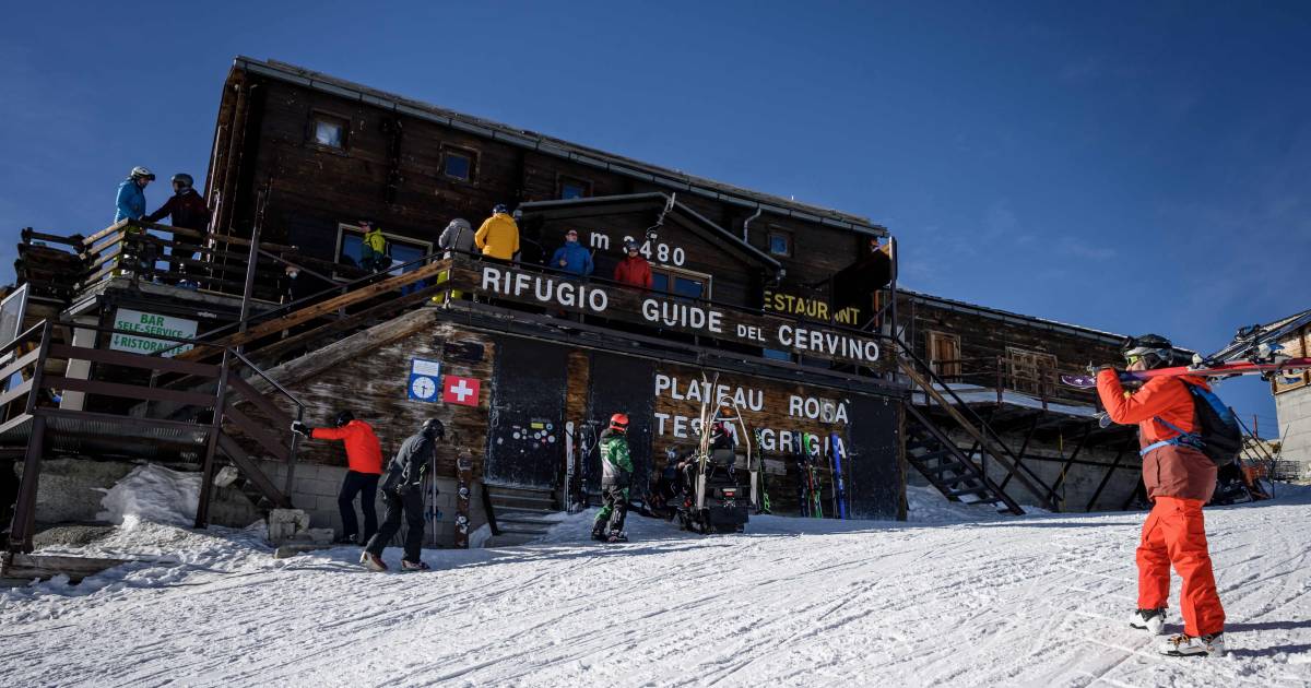 Il ghiacciaio si sta sciogliendo e il confine si sposta: questo rifugio alpino italiano è davvero svizzero?  |  All’estero