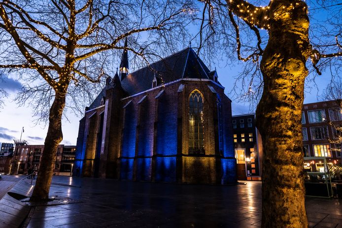 De Mariënburgkapel in het centrum van Nijmegen is deze avond uitgelicht in de kleuren van de Oekraïense vlag.