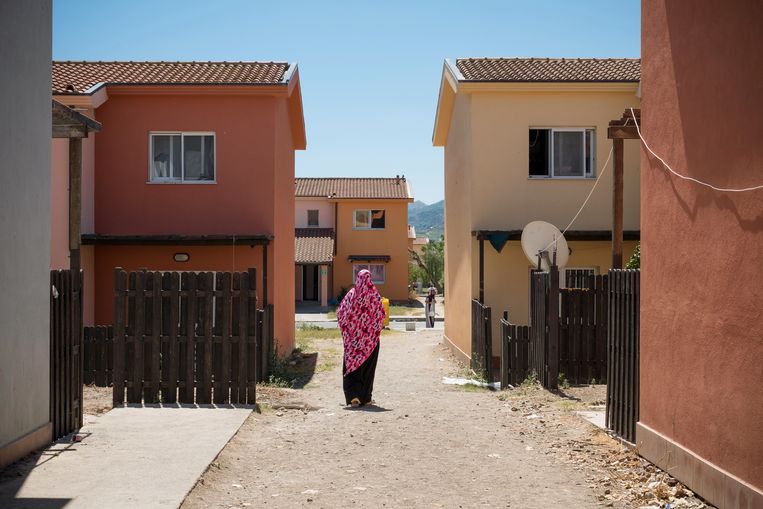 Opvangcentrum 'Cara Mineo'. De oude Amerikaanse legerbasis op Sicilië herbergt meer dan vierduizend migranten; justitie onderzoekt de betrokkenheid van criminelen. Beeld Hollandse Hoogte / Redux Pictures