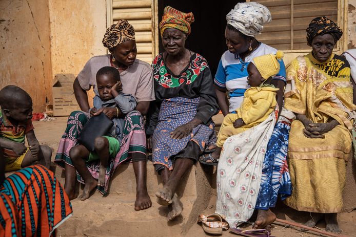 Vrouwen en kinderen bij een opvanghuis voor vluchtelingen uit het noorden van Burkina Faso. 22/01/2020.
