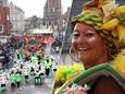 Een sfeerbeeldje van het carnaval in Tielt in 2018. / Viviane Ameye, compleet met make-up en een zelfgemaakte hoed. Met plastic bananen.