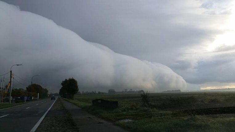 Spectaculaire Rolwolk Trekt Over West Vlaanderen De Morgen