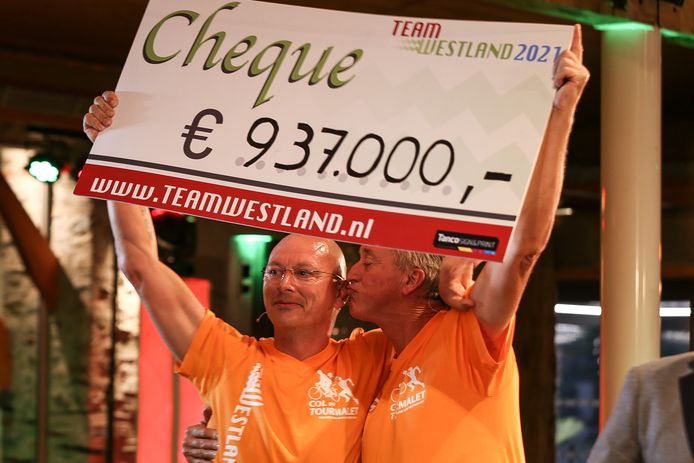 Bestuurslid René Beukers (links) en voorzitter Dirk Huis van Team Westland maakten in Frankrijk bekend dat de voorlopige opbrengst 937.000 euro bedroeg.